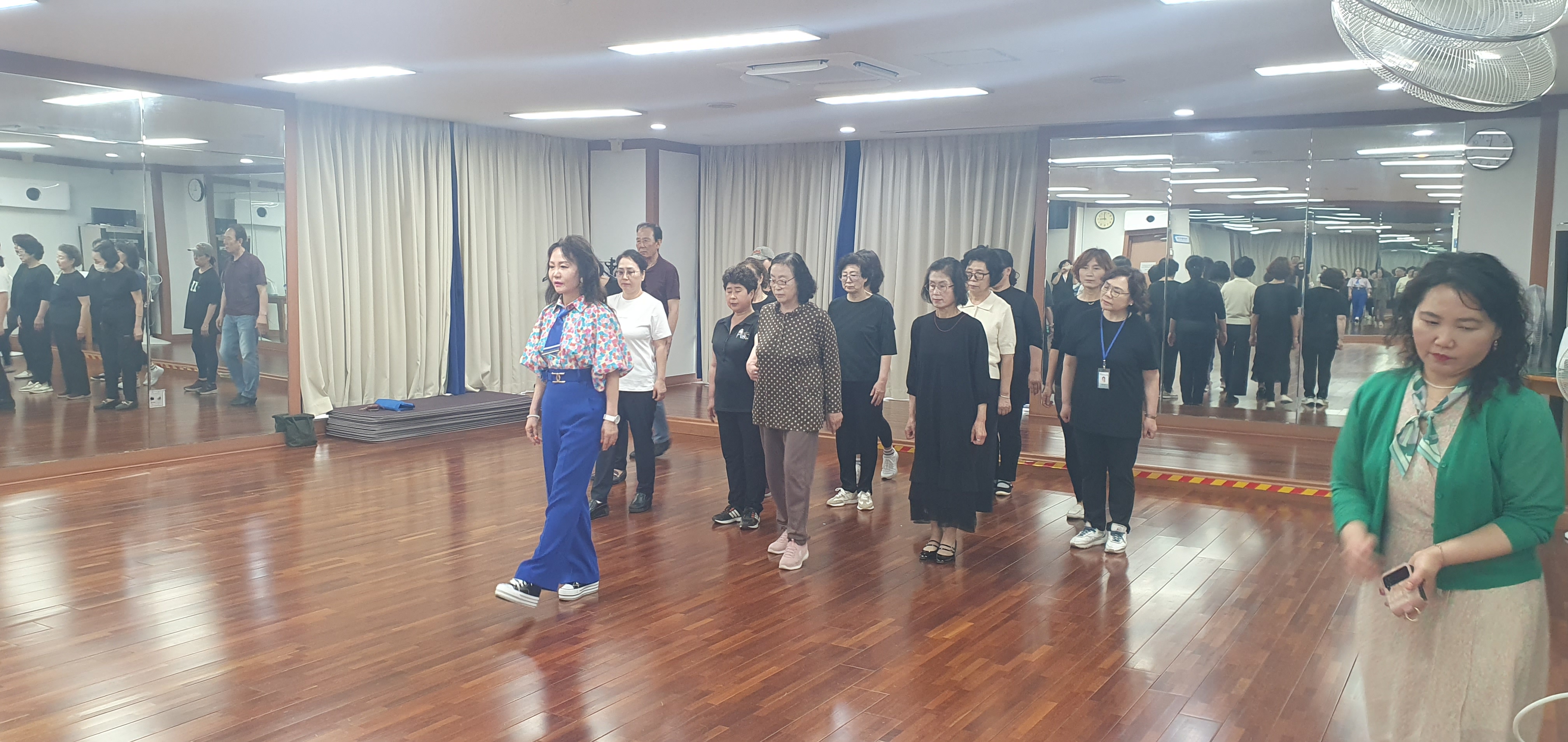 연수구 옥련2동 주민자치회는 주민들의 정서 회복과 바른 몸가짐을 돕기 위해 힐링 특강 토닥토닥 마음회복 클래스를 열었다